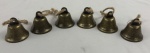 Seis pequenos Sinos de vaca, vintage, sonoros com cordão e sinos de metal dourado. Medindo: 4 x 4 cm.