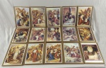 Conjunto de 15 reproduções impressas de temática sacra, representando cenas da Paixão de Cristo e da Via-Sacra, incluindo crucificação e ressurreição. Individualmente emolduradas em molduras de madeira com acabamento dourado e frisos.