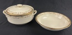 IVORY CHINA BY PORCELANA SCHMIDT BRASIL, Roberto Simões. Sopeira e saladeira em porcelana marfim esmaltada, com faixa decorativa policromada de motivos florais e arabescos, emoldurada por largas bordas douradas. Manufatura e assinatura identificadas no verso. Medindo: 14 x 26 x 20,5 cm e 6 x 24,5 cm.
