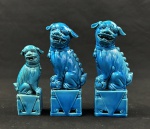 Três Cães de Fó, em cerâmica chinesa vitrificada, na cor azul. Medindo: 15 x 7 x 4 cm e 12 x 3 cm. Um com pescoço colado.