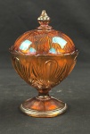 Compoteira em vidro "carnival Glass" na cor fogo, lapidação de formas geométricas e borda ondulada, pega no formato de pinha estilizada. 19 cm alt x 13cm diam. Fio de cabelo de fabricação.