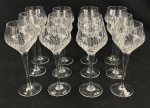 Doze taças para vinho branco em cristal europeu, moldadas com gomos espiralados até meia altura, apoiados em hastes longas e lisas. Medindo: 21 x 6 cm.