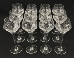 Doze taças para vinho em cristal europeu, moldadas com gomos espiralados até meia altura, apoiados em hastes longas e lisas. Medindo: 17 x 4 cm.