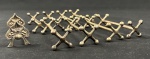 Conjunto de 9 descansos para talheres sendo 8 do mesmo modelo e 1 diferente. Medindo: 8 cm.