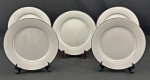 NORITAKE, Japão. Cinco pratos rasos em porcelana japonesa modelo Buckinham, na cor branca com elegantes frisos prateados e desenhos florais leitosos. Medindo: 27 cm.