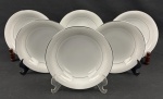 NORITAKE, Japão. Seis pratos fundos em porcelana japonesa modelo Buckinham, na cor branca com elegantes frisos prateados e desenhos florais leitosos. Medindo: 4 x 19 cm.