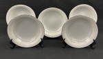NORITAKE, Japão. Cinco pratos fundos em porcelana japonesa modelo Buckinham, na cor branca com elegantes frisos prateados e desenhos florais leitosos. Medindo: 4 x 19 cm.