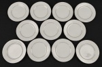 NORITAKE, Japão. Onze pratos para pão em porcelana japonesa modelo Buckinham, na cor branca com elegantes frisos prateados e desenhos florais leitosos. Medindo: 16 cm.