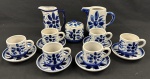 Conjunto de chá em porcelana nas cores azul Colonial e branco com decoração floral da manufatura "Monte Sião" constando de 1 bule de chá, sem tampa med. 18x18x9 cm, 1 leiteira med. 16x15x8 cm, 1 açucareiro med. 9x9 cm (falta a tampa) e 6 xícaras de chá com pires. total de 17 peças.