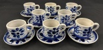 Conjunto de 8 xícaras para chá em porcelana nas cores azul Colonial e branco com decoração floral da manufatura "Monte Sião".