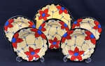 Conjunto para sobremesa, manufatura Ditmar Urbach A.G. (Teplitz-Turn, antiga Checoslováquia), década de 1920 / 1930 (período Art Deco), em faiança esmaltada com rica decoração floral policromada sobre fundo amarelo, base timbrada com a marca do fabricante e identificação do modelo "DORA". Composto de 5 pratos de sobremesa e 1 prato de bolo, medindo: 27 cm e 19 cm.