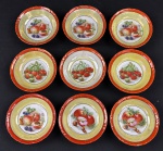 Conjunto de 9 bowls em porcelana europeia com frisos em laranja e amarelo, ao centro frutas diversas. Medindo: 3 x 13 cm de diâmetro. Alguns com desgastes.