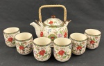 Conjunto Oriental para chá em porcelana, composto por um (01) bule e seis (06) copinhos decorados com motivos florais e pássaros, em rica policromia, acondicionados em caixa original. Bule mede: 12 x 29 x 37 cm.