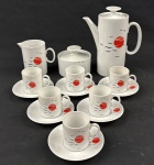 Conjunto para café em porcelana, decoração representando pássaros e sol. Medindo;. (01) bule: 18,5x16cm, leiteira: 9x10cm, açucareiro: 7x9,5cm. Seis xícaras com seus pires. Manufatura no verso