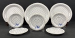 MODERN HERB, JAPAN. Quatro pratos rasos e cinco pires em fina porcelana, esmaltada na cor branca com decoração em azul reticulada e motivos botânicos. Medindo: 26 cm e 15 cm.