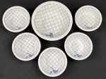 MODERN HERB, JAPAN. Conjunto para salada  em fina porcelana, esmaltada na cor branca com decoração em azul reticulada e motivos botânicos. Composto de saladeira e 5 tigelas. Medindo:     6 x 23 cm e 4 x 16cm.
