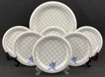 MODERN HERB, JAPAN. Conjunto para sobremesa em fina porcelana, esmaltada na cor branca com decoração em azul reticulada e motivos botânicos. Composto de medalhão e 6 pratos para sobremesa. Medindo: 32 cm e 19 cm.