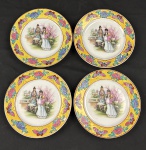 Quatro pratos de gabinete / decorativos chineses, (c. 19601980), padrão mandarim, Famille Rose, Fundo central branco com pintura policroma figurativa retratando cena palaciana/jardim com casal de personagens orientais tradicionais, borda amarela vibrante decorada com motivos de borboletas, crisântemos e folhagens estilizadas, apresenta selo quadrado em esmalte vermelho com marca apócrifa de quatro caracteres de escrita de selo (Zhuanshu), fazendo referência ao período do Imperador Qianlong da Dinastia Qing. 19 cm de diâmetro (cada).