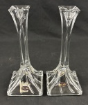 Par de castiçais de cristal, base quadrada medindo 11cm x 11cm e 25cm de altura.