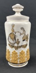 Antigo pote de farmácia com tampa, em porcelana nacional, decorado com folhas douradas e cena galante, medindo; 25 cm de altura.
