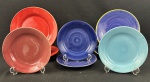 CERÂMICA LUIZ SALVADOR, ITAIPAVA. Conjunto de oito pratos em cerâmica esmaltada, em diferentes tonalidades, incluindo vermelho, rosa, azul-cobalto e azul-turquesa, alguns com acabamento espiralado e frisos contrastantes. Marca do fabricante na base. Medidas:  20 cm,  24 cm e 26 cm de diâmetro. Um prato apresenta bicado.