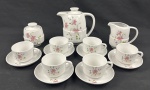 POZZANI, BRASIL. Serviço para chá em porcelana branca, com decoração floral em policromia, composto por bule, açucareiro com tampa, leiteira e seis xícaras com respectivos pires. Marca do fabricante na base. Medidas: bule 16 x 17 cm; açucareiro 11 x 13 cm; leiteira 10 x 9 cm.