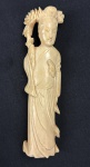 Pequena escultura oriental entalhada, representando figura feminina trajando vestes tradicionais e segurando ramo florido. Medida: 10 cm de altura.