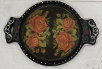 Bandeja em madeira pintada à mão, estilo vintage e motivos florais. Medida: 44 cm x 31 cm.