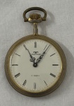 TECHNOS, SWISS MADE. Relógio de bolso com caixa em metal dourado, mostrador branco com algarismos romanos, ponteiros ornamentados e movimento mecânico de corda manual. Tampa traseira removível. Apresenta marcas do tempo e desgastes no dourado. Medida: 5 cm de diâmetro. Sem garantias de funcionamento.