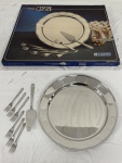 Tramontina. Conjunto para torta contendo 8 peças em aço inox da linha Crystal da Tramontina, sendo: 6 garfos, uma espátula e uma bandeja. Na caixa original. Novo. SEM USO. 14 cm, 24 cm e 35 cm. caixa mede; 47 x 36 cm.