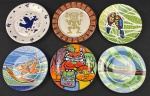SPOLETO. Conjunto de seis pratos decorativos em cerâmica, de edição limitada, com composições artísticas em policromia, representando figuras, animais, paisagens e motivos geométricos. Identificações e selos das edições na base. Medidas: 24 cm e 25 cm de diâmetro.