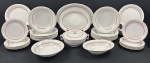 ROYAL EPIAG, TCHECOSLOVÁQUIA. Serviço para jantar em porcelana branca, com decoração sóbria em duplos frisos vermelho e dourados, composto por 12 pratos rasos, 12 pratos fundos, 10 pratos para sobremesa, sopeira com tampa, saladeira redonda, saladeira oval e duas travessas. Total: 39 peças. Marca do fabricante na base. Medidas: pratos rasos 24 cm de diâmetro; pratos fundos 4 x 24 cm; pratos para sobremesa 20 cm de diâmetro; sopeira 13 x 21 x 24 cm; saladeira redonda 6 x 24 cm; saladeira oval 6 x 25 x 18 cm; travessas 4 x 37 x 28 cm e 30 x 23 cm. Um prato para sobremesa apresenta fio de cabelo, e o puxador da tampa da sopeira encontra-se colado.