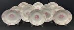 Barão do Rio Branco. Doze pratos fundos em porcelana branca esmaltado com decoração floral na cor rosa, filetes em ouro e bordas levemente recortadas. Manufatura no verso. Medindo: 4,5 x 23 cm.