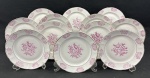 Barão do Rio Branco. Doze pratos para sobremesa em porcelana branca esmaltado com decoração floral na cor rosa, filetes em ouro e bordas levemente recortadas. Manufatura no verso. Medindo: 19 cm.