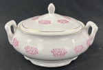 Barão do Rio Branco. Sopeira em porcelana branca esmaltado com decoração floral na cor rosa, filetes em ouro e bordas levemente recortadas. Manufatura no verso. Medindo: 14 x 24,5 cm.