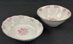 Barão do Rio Branco. Duas saladeiras em porcelana branca esmaltado com decoração floral na cor rosa, filetes em ouro e bordas levemente recortadas. Manufatura no verso. Medindo: 8 x 22 cm e 6 x 25 x 19 cm. Uma com bicado.