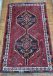 Tapete Shiraz Persa. Medindo: 130 x 77 cm.