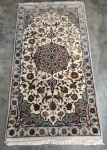 Raro Tapete Tabriz persa com seda e novinho. Medindo: 134 x 70 cm.