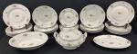 Barão do Rio Branco. Parte de serviço para jantar em porcelana branca, com bordas recortadas, decoração floral em policromia e delicados frisos, composta por 9 pratos rasos, 8 pratos fundos, 5 pratos para sobremesa, sopeira com tampa, saladeira e travessa oval. Total: 25 peças. Medindo respectivamente;  24 cm,  4 x 23 cm; 19 cm, 15 x 26 x 21 cm; 6 x 22 x 30 cm; 18 x 28 cm. Dois pratos rasos e um prato para sobremesa apresentam bicados. O puxador da tampa da sopeira encontra-se colado.