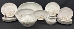REAL, SÃO PAULO. Parte de serviço para jantar em porcelana brasileira, com decoração de folhagens policroma e delicados frisos dourados, composta por 10 pratos rasos, 7 pratos para sobremesa, sopeira com tampa, molheira e três travessas. Total: 22 peças. Marca do fabricante na base. Medidas: 25 cm, 19 cm, 17 x 28 x 24 cm; 28 x 17 cm, 32 x 19 cm e 4 x 26 x 26 cm. Dois pratos rasos e dois pratos para sobremesa apresentam bicados; um prato raso apresenta fio de cabelo.
