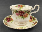 Donton Manor, Italy Design. Xícara para chá em porcelana italiana, no ESTILO Royal Albert, padrão "Old Country Roses", com estampa policromada de buquês de rosas  em tons de vermelho profundo, rosa-pink e amarelo-chá, com folhagens verdes, bordas onduladas e recortadas com aplicação de filete de ouro.