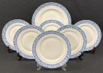 EPIAG, Tchecoslováquia. Conjunto para sobremesa em porcelana tcheca esmalatda na cor branca, decoração em azul floral. Composto de prato de bolo e 6 pratos para sobremesa. Manufatura no verso. Medindo: 30 cm e  22 cm.
