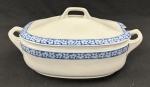 EPIAG, Tchecoslováquia. Sopeira em porcelana tcheca esmalatda na cor branca, decoração em azul floral. Manufatura no verso. Medindo: 17 x 21x 38 cm.
