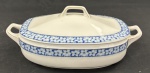 EPIAG, Tchecoslováquia. Terrina em porcelana tcheca esmalatda na cor branca, decoração em azul floral. Manufatura no verso. Medindo: 12 x 16 x 30cm