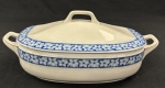 EPIAG, Tchecoslováquia. Terrina em porcelana tcheca esmalatda na cor branca, decoração em azul floral. Manufatura no verso. Medindo: 12 x 16 x 30cm. Apresenta pequeno restaura na lateral, conforme foto.