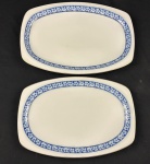 EPIAG, Tchecoslováquia. Duas travessa em porcelana tcheca esmalatda na cor branca, decoração em azul floral. Manufatura no verso. Medindo: 23x34 cm e 25x36 cm.
