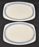 EPIAG, Tchecoslováquia. Duas travessa em porcelana tcheca esmalatda na cor branca, decoração em azul floral. Manufatura no verso. Medindo: 27 x 40 cm e 3 x 32 x 46 cm.