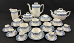 EPIAG, Tchecoslováquia. Serviço para chá e café em porcelana tcheca esmalatda na cor branca, decoração em azul floral. Composto de bule de chá, bule de café, leiteira, açucareiro, mantegueira, 6 xícaras para chá com seus pires e 6 xícaras para café com seus pires. Manufatura no verso. Medindo respectivamnete:,  21x22x10 cm, 16x27x15 cm, 15x6x14 cm, 12x18x10 cm e  8x17 cm.