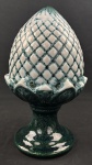 Grande pinha ornamental em cerâmica esmaltada, modelada em relevo,sobre base torneada, com acabamento craquelado em tons de verde e branco. Medidas: 35 x 21 cm.