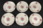 MAUÁ, São Paulo. Seis pratos para sobremesa em porcelana branca, com bordas recortadas, decoração de rosas em policromia e delicados frisos dourados. Marca do fabricante na base. Apresentam desgastes. Medidas: 17 cm de diâmetro.